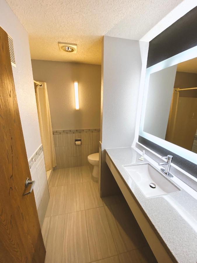 Coratel Inn & Suites By Jasper Hastings Esterno foto