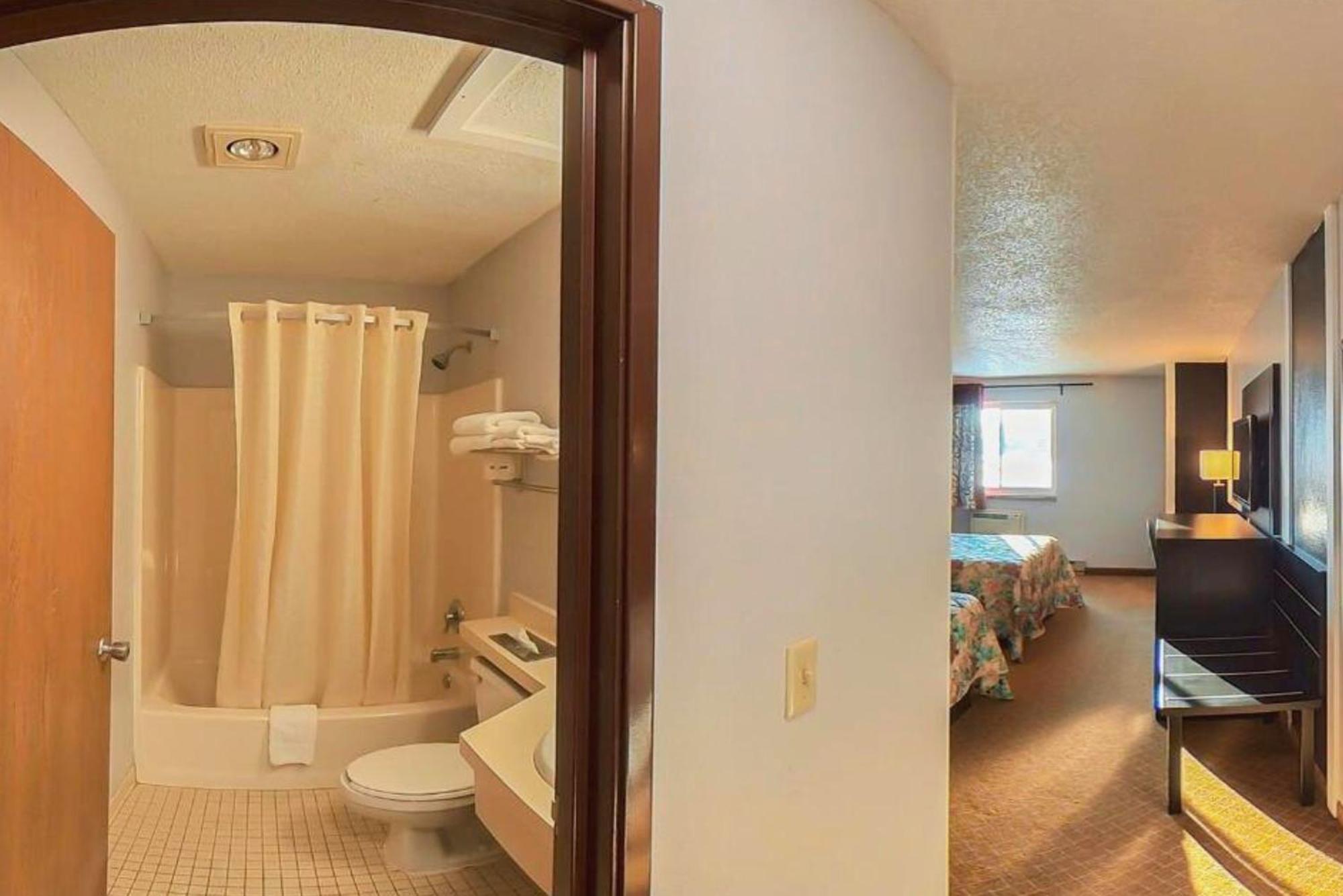 Coratel Inn & Suites By Jasper Hastings Esterno foto