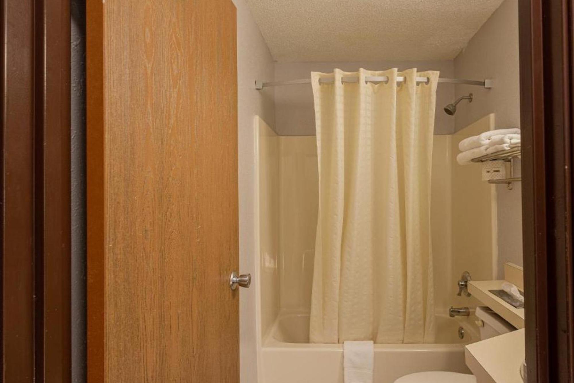 Coratel Inn & Suites By Jasper Hastings Esterno foto