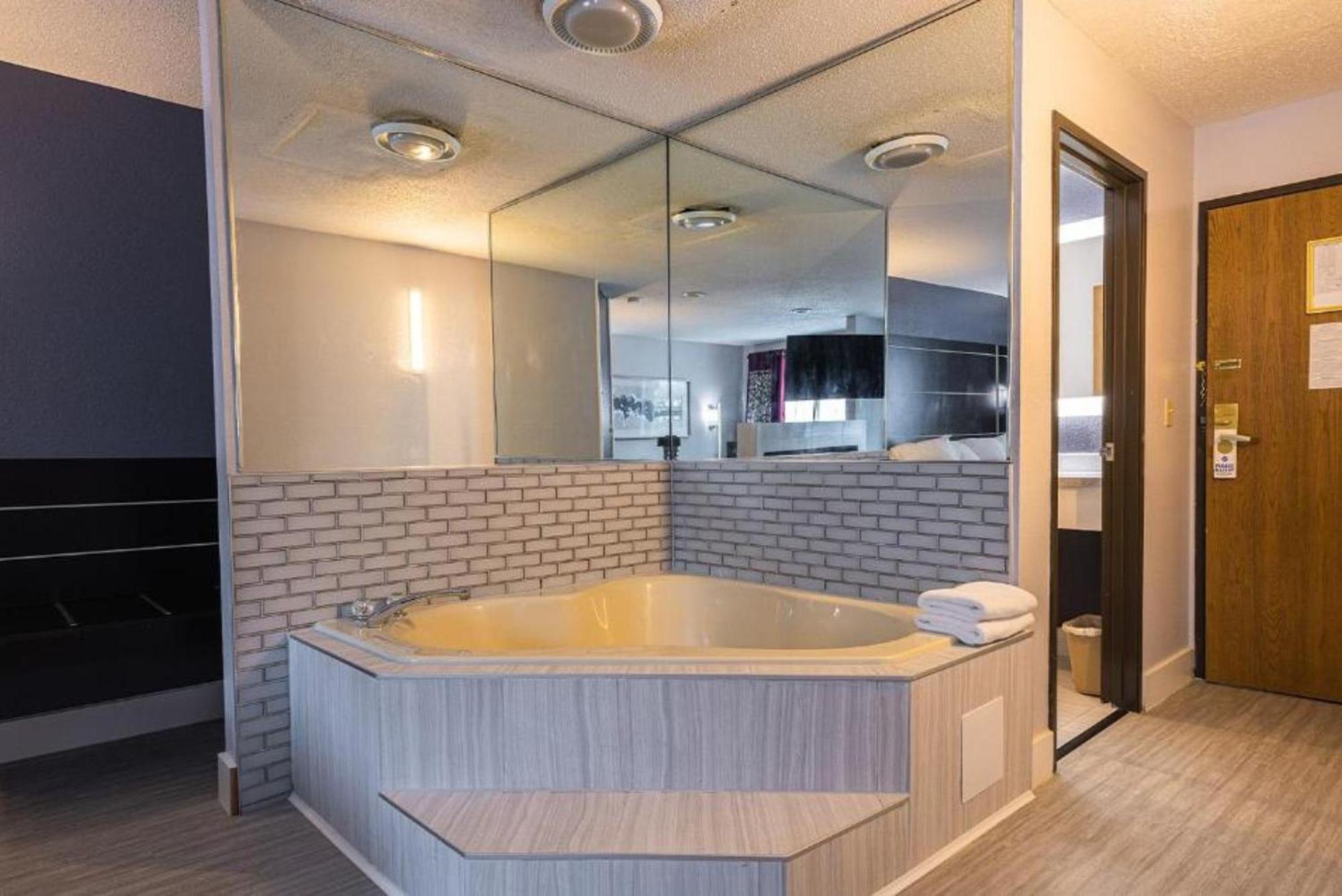 Coratel Inn & Suites By Jasper Hastings Esterno foto